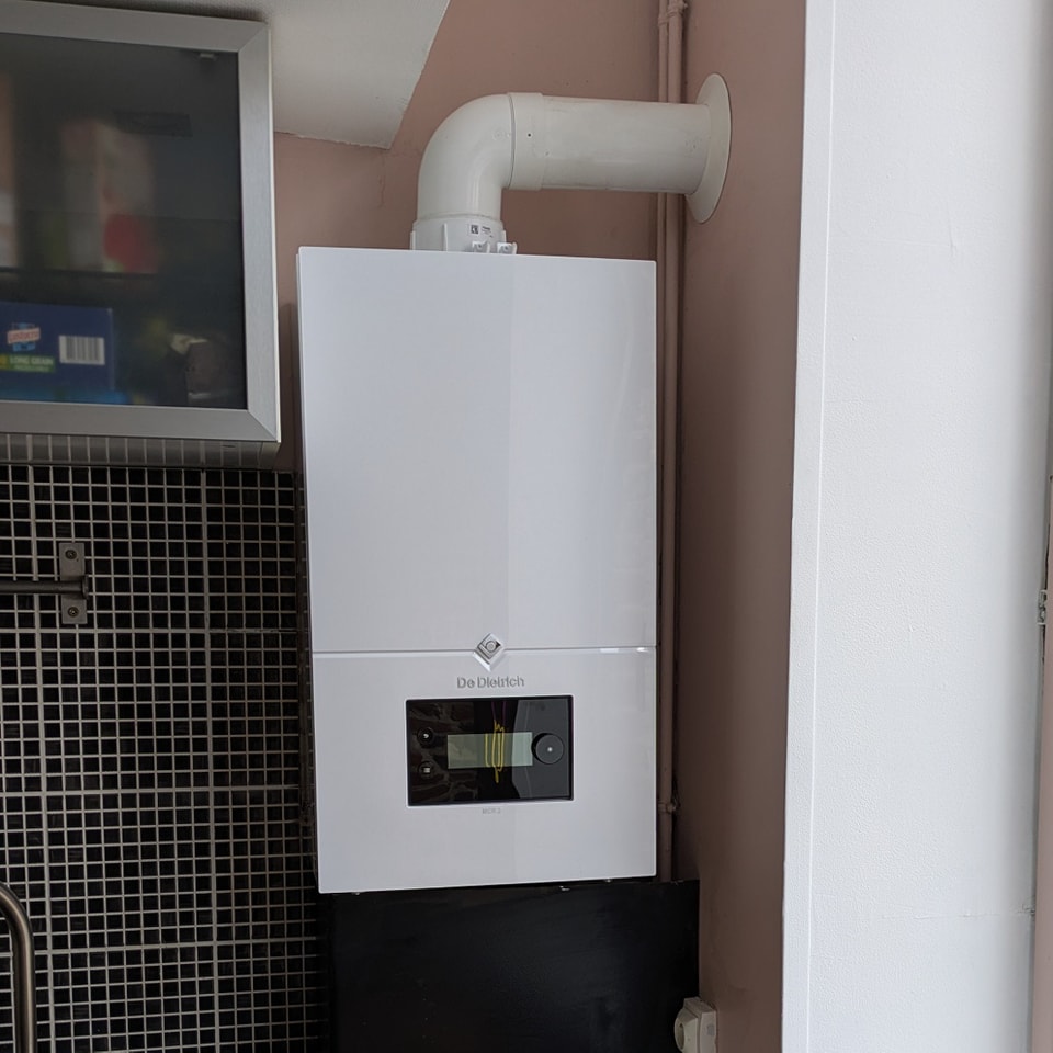 Installation d'une chaudière gaz murale par un chauffagiste professionnel dans une maison individuelle